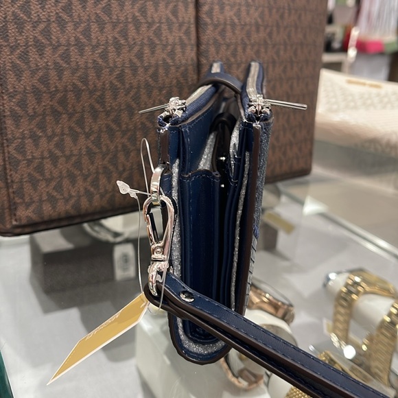 MICHAEL KORS JST LG DOUBLE ZIP WRISTLET WALLET PHONE HOLDER 
Navy Multi 
NWT - Picture 4 of 16